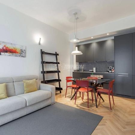 Milano: Incantevole Appartamento In Pieno Centro - Fancy Yellow Apartments Exterior photo